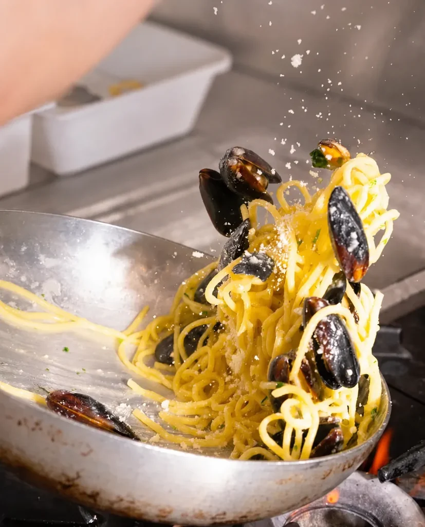 cucina ristorante roma centro preparazione piatto di pasta in cottura 1