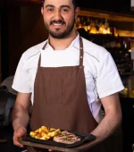 chef con piatto carne bottega vittoria