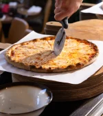 pizza margherita sfornata taglio